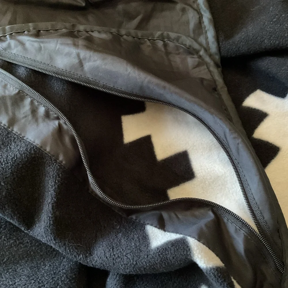 SLOWTIDE JERICHO FLEECE CAMP BLANKET TRIBAL PRINT IN BLACK AND WHITE NWOT